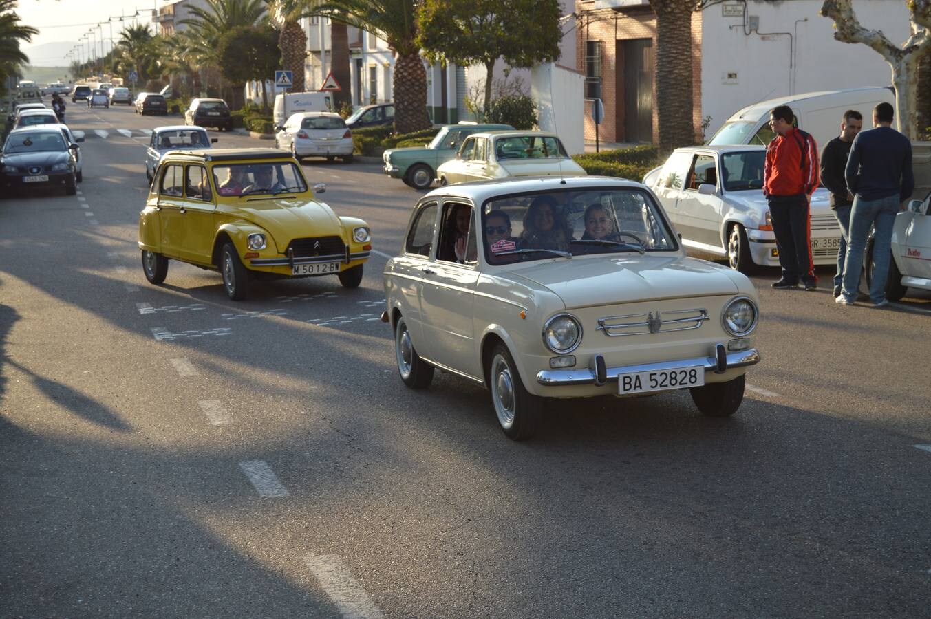 Los coches clásicos lucen años en Campanario y alrededores