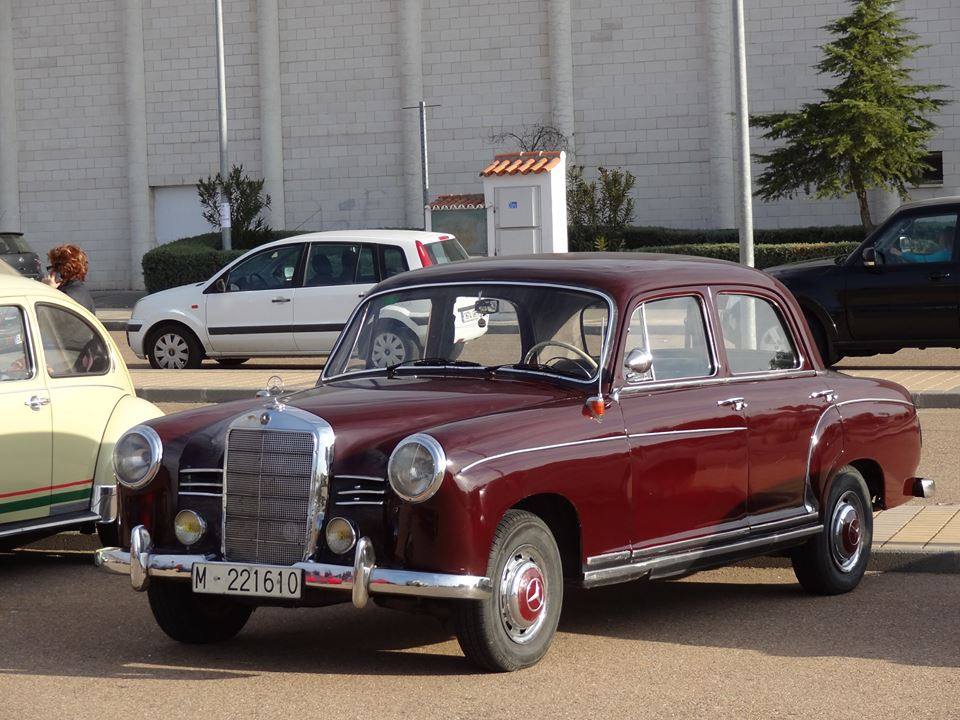 Los coches clásicos lucen años en Campanario y alrededores