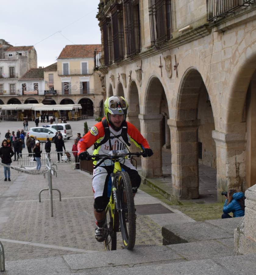 Buen ambiente de ciclisto en la plaza Mayor de Trujillo 