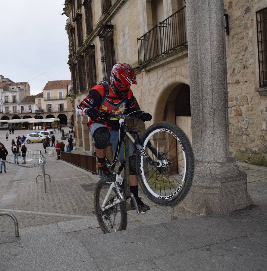 Buen ambiente de ciclisto en la plaza Mayor de Trujillo 