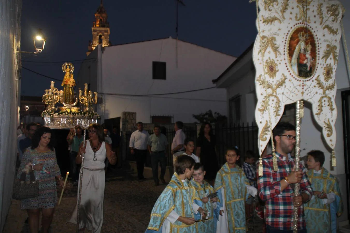 Numerosos devotos acompañan a la Patrona en el regreso a su Santuario