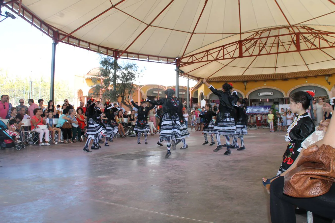 La música de 'Retama Folk' marca el colofón de la II Feria del Comercio y la Artesanía en Jerez