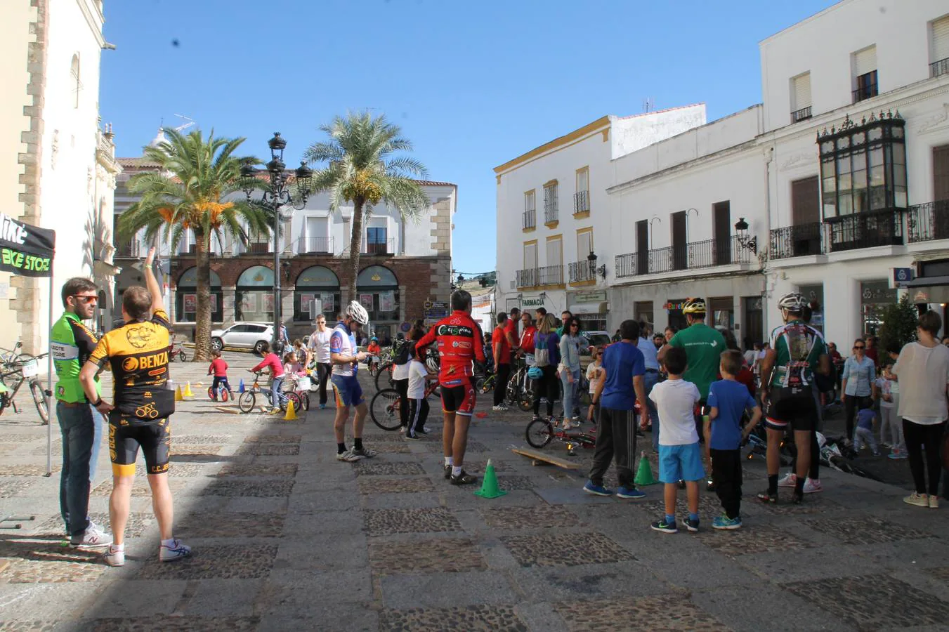 El buen ambiente presidió la celebración del 'Día de la bicleta' en Jerez