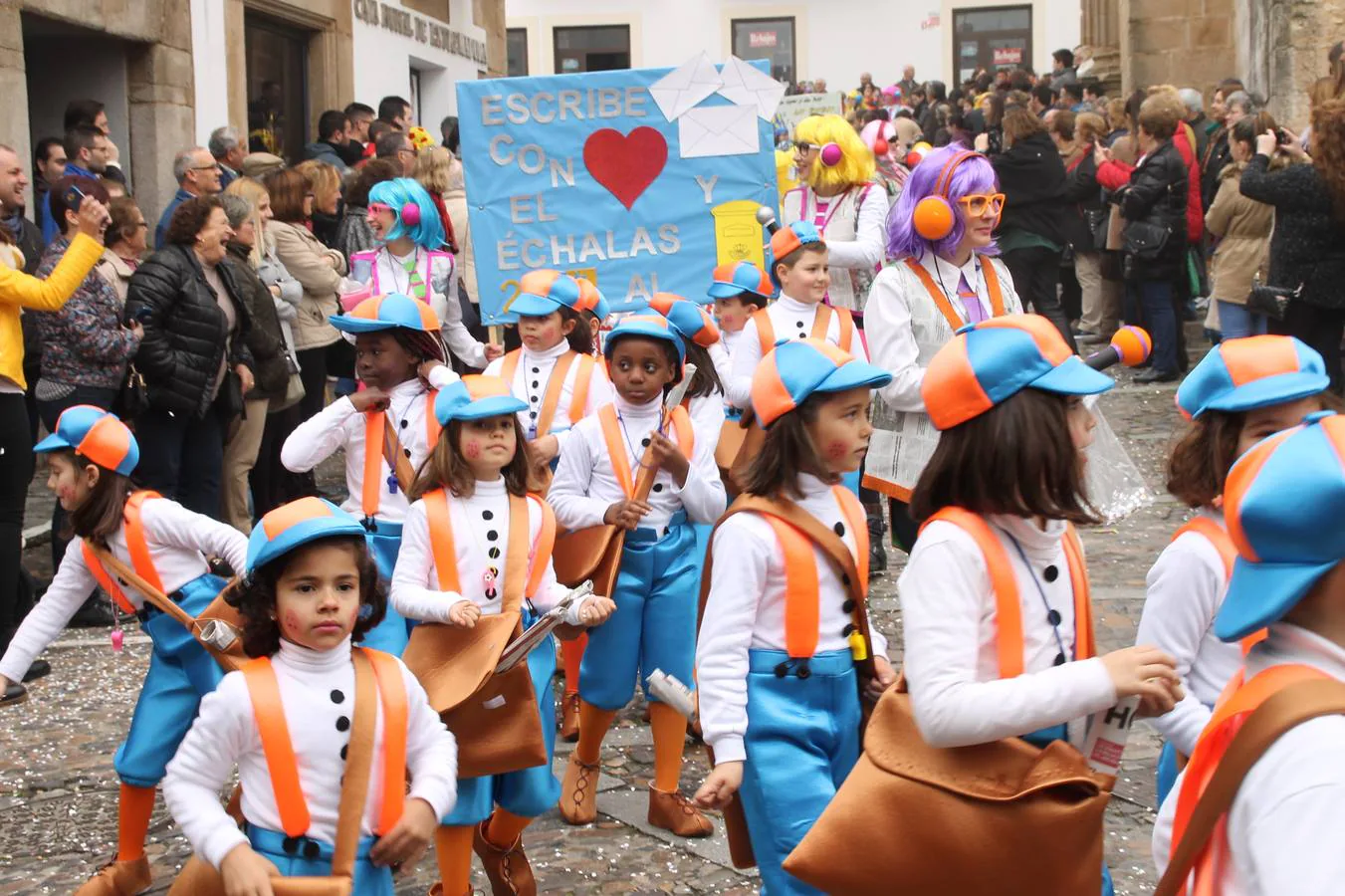 Orginalidad, colorido y animación en el gran desfile de Carnaval de los centros educativos