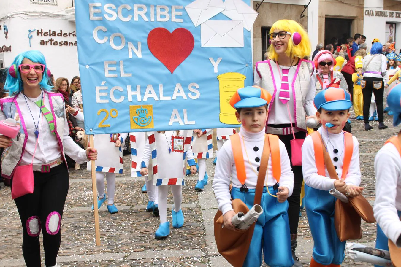 Orginalidad, colorido y animación en el gran desfile de Carnaval de los centros educativos