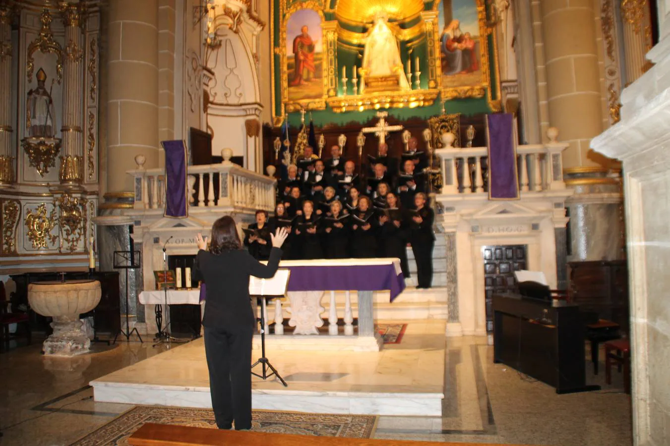 La música y el canto coral sacro llenan de un ambiente especial el templo de Santa María