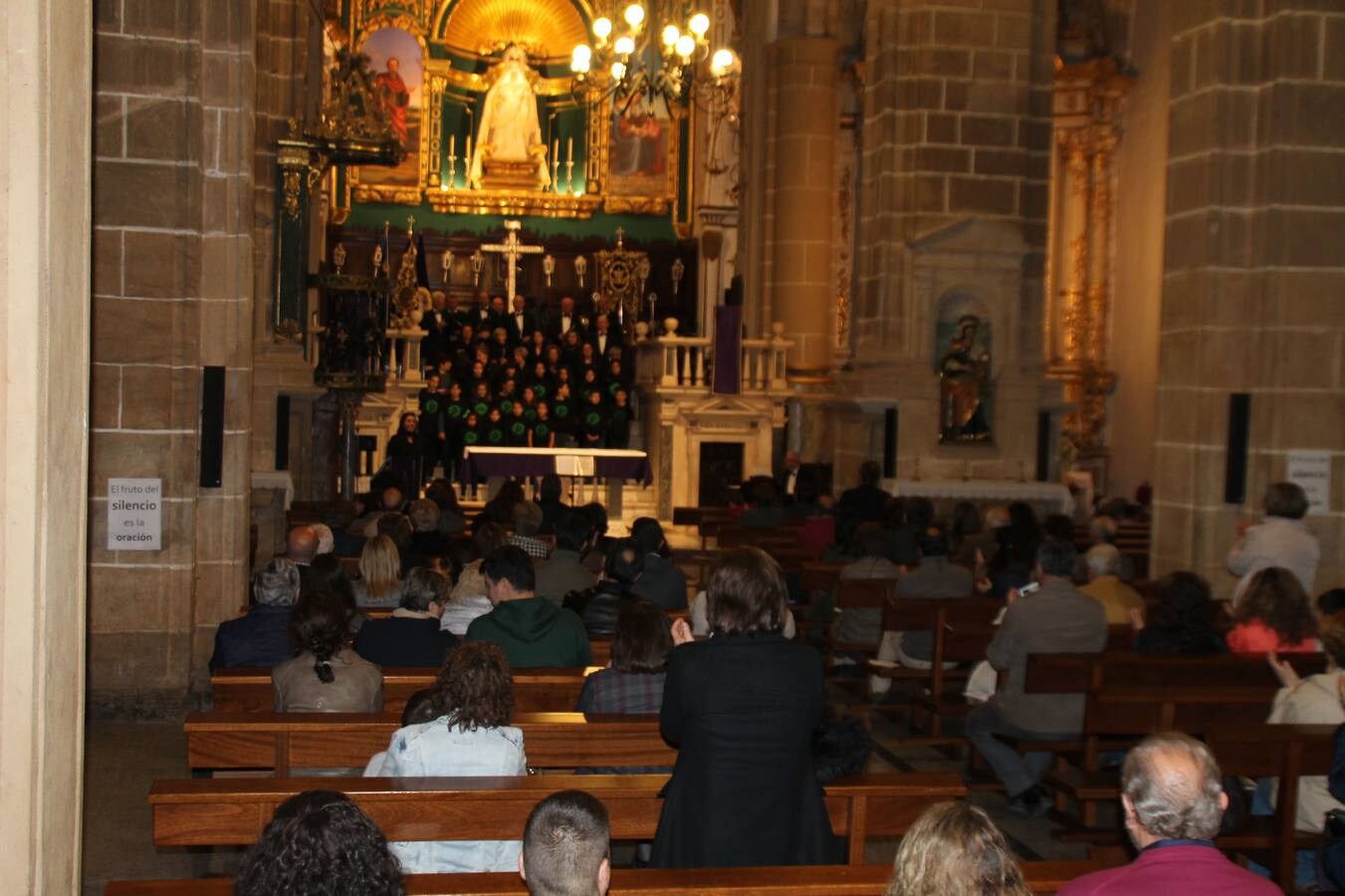 La música y el canto coral sacro llenan de un ambiente especial el templo de Santa María