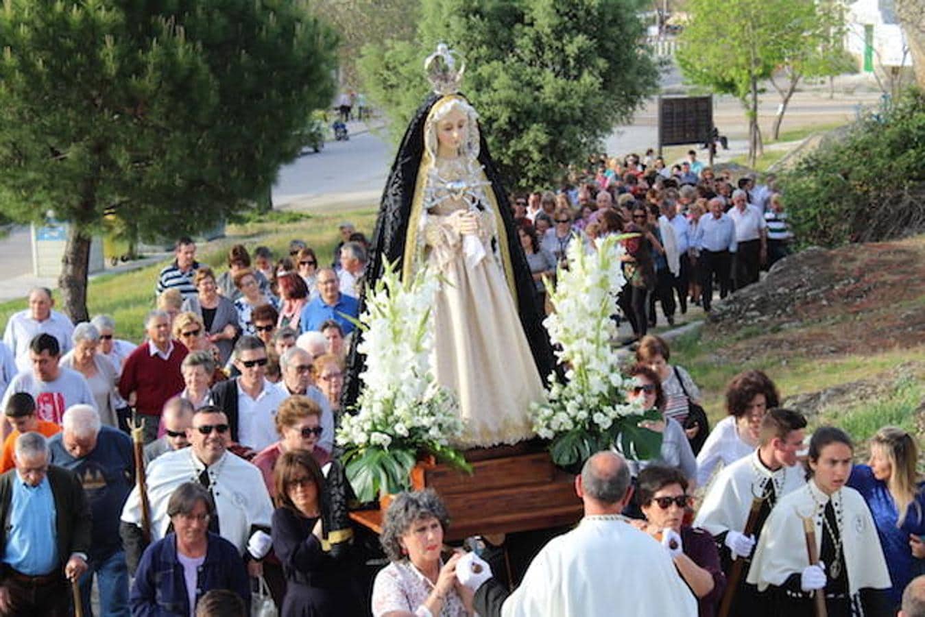 Cientos de vecinos despiden a la Virgen de la Soledad en su regreso a la ermita
