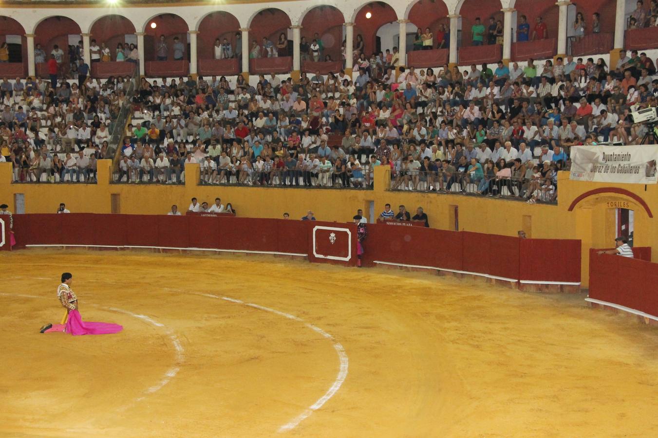 Lleno de público en el centenario coso jerezano en la final del V Certamen de novilladas en clases prácticas de la Diputación de Badajoz