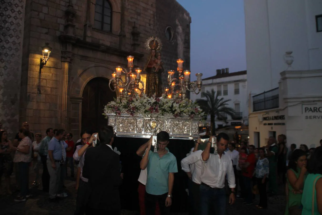 Varios cientos de personas acompañaron la imagen de la Patrona en la procesión que la llevó de regreso a su Santuariop