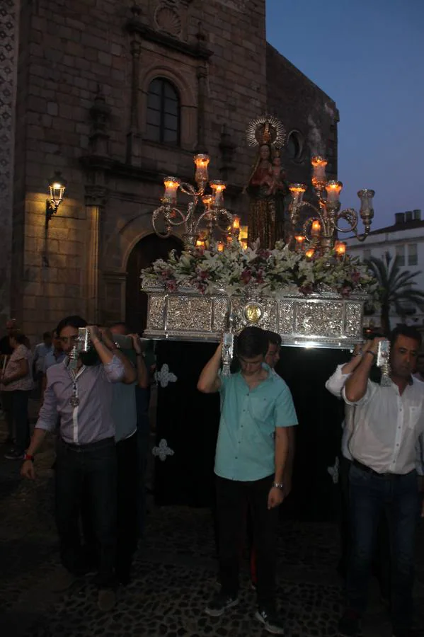 Varios cientos de personas acompañaron la imagen de la Patrona en la procesión que la llevó de regreso a su Santuariop