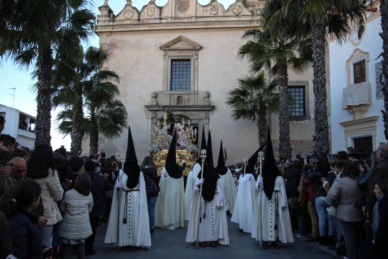 La calles de Jerez se inundan de emoción, júbilo y fervor al paso de 'la Borriquita' y las palmas