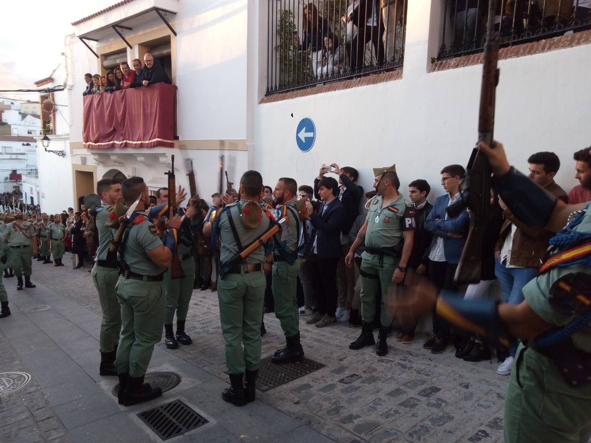 La calles de Jerez se inundan de emoción, júbilo y fervor al paso de 'la Borriquita' y las palmas