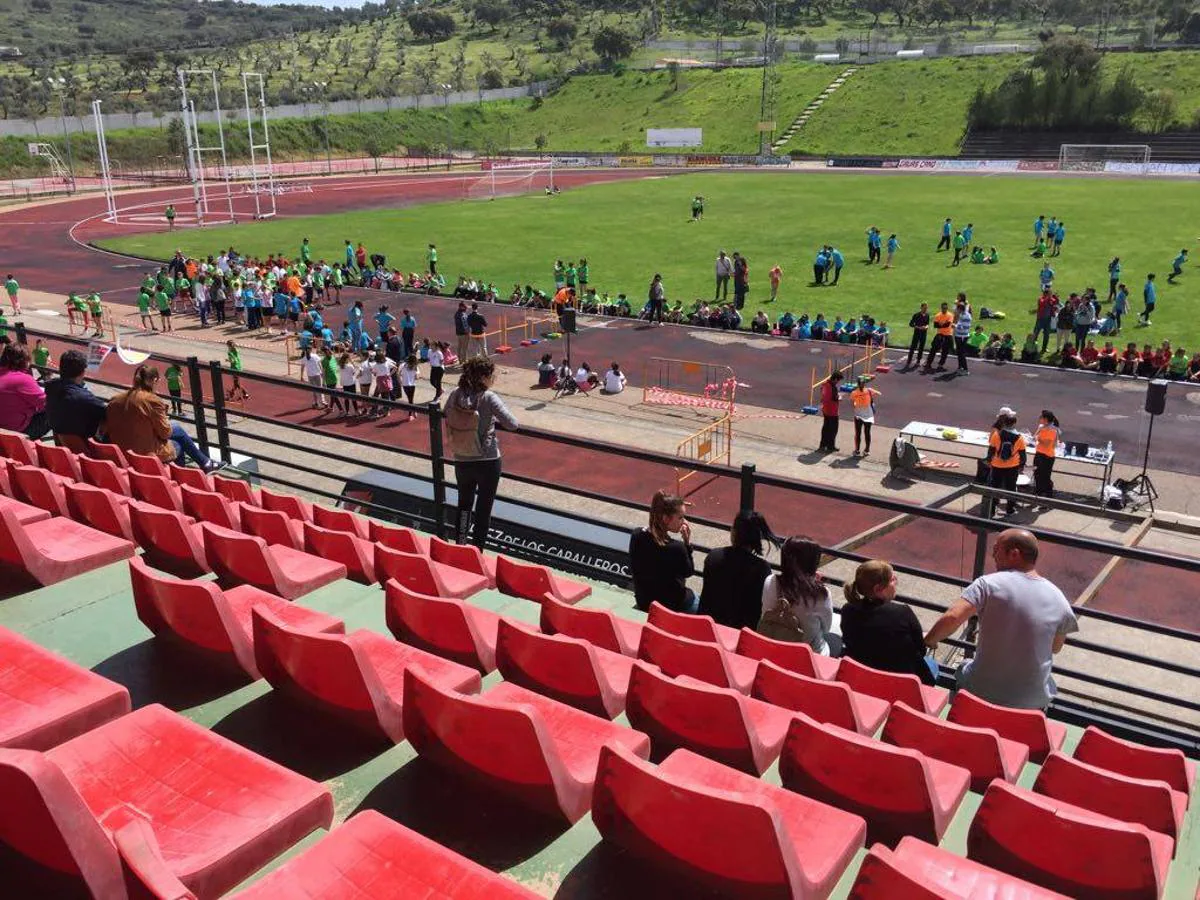 Escolares de 14 colegios comparten los valores del deporte en la III Convivencia del CPR de Jerez de los Caballeros