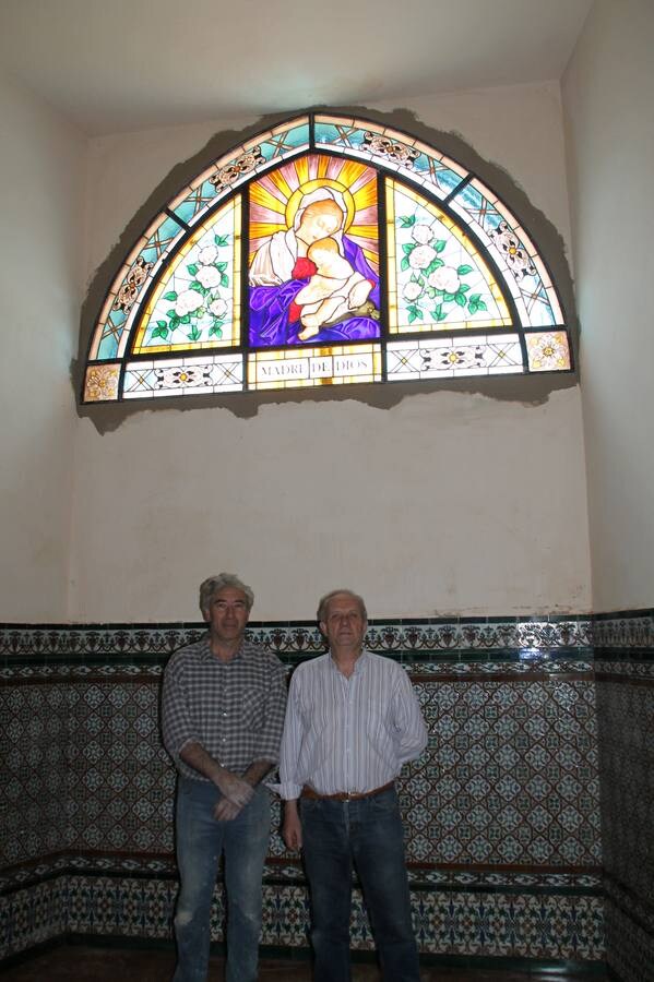 La capilla de las Hermanas de la Cruz luce espléndida con la instalción de varias vidrieras artísticas