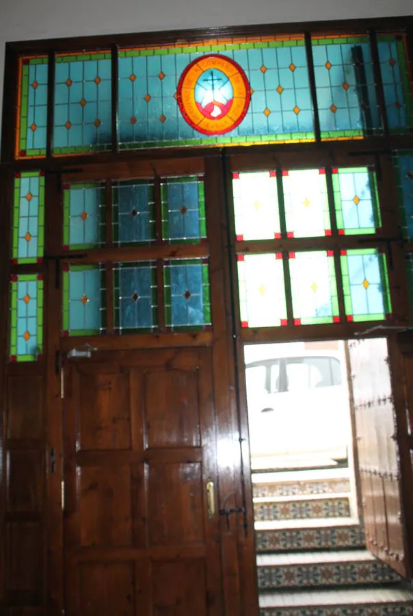 La capilla de las Hermanas de la Cruz luce espléndida con la instalción de varias vidrieras artísticas