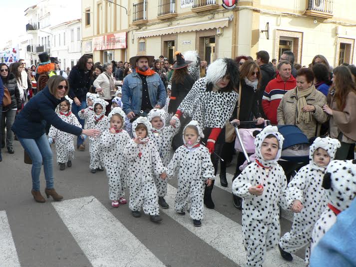El pasacalle escolar llena de carnaval las calles de Castuera