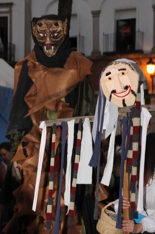 Amplia participación y animación en el desfile inaugural del XIII Festival templario