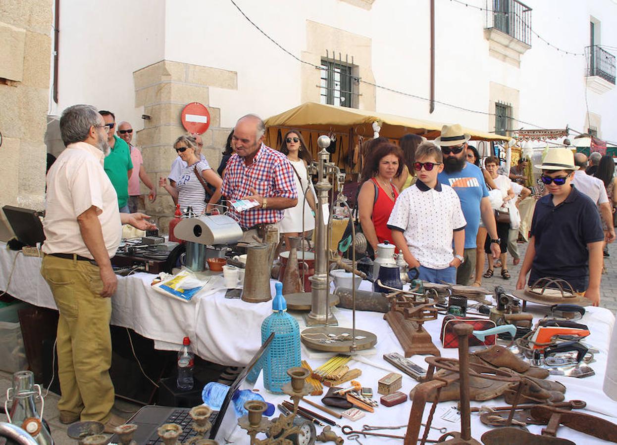 Miles de personas pasan por los mercados artesanales de Coria