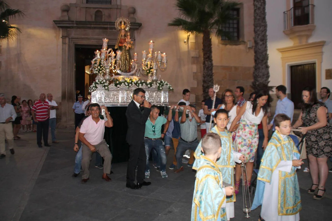 Numerosos devotos acompañan a la Patrona en el regreso a su Santuario