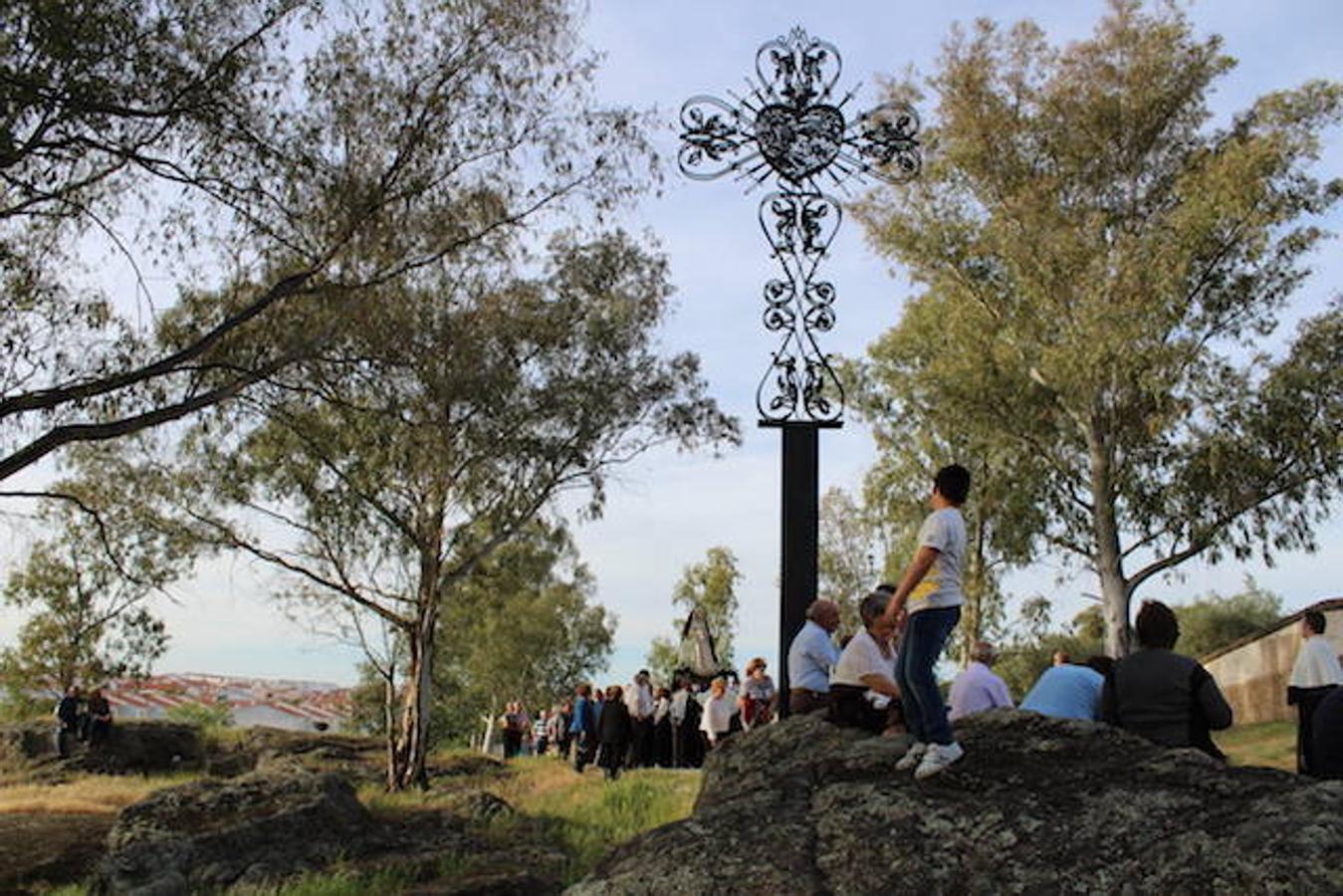 Cientos de vecinos despiden a la Virgen de la Soledad en su regreso a la ermita