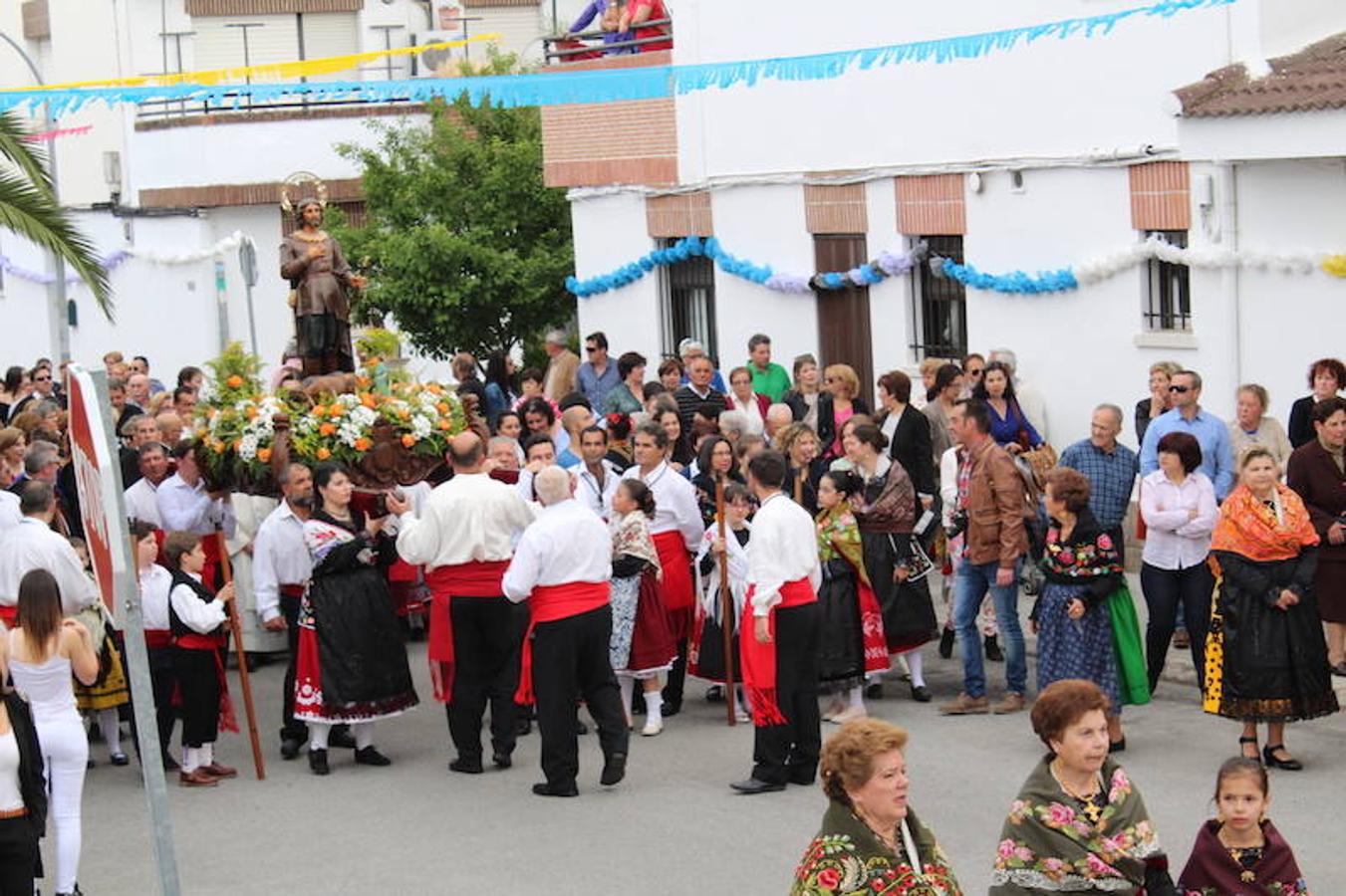 Centenares de personas dan la bienvenida a San Isidro Labrador