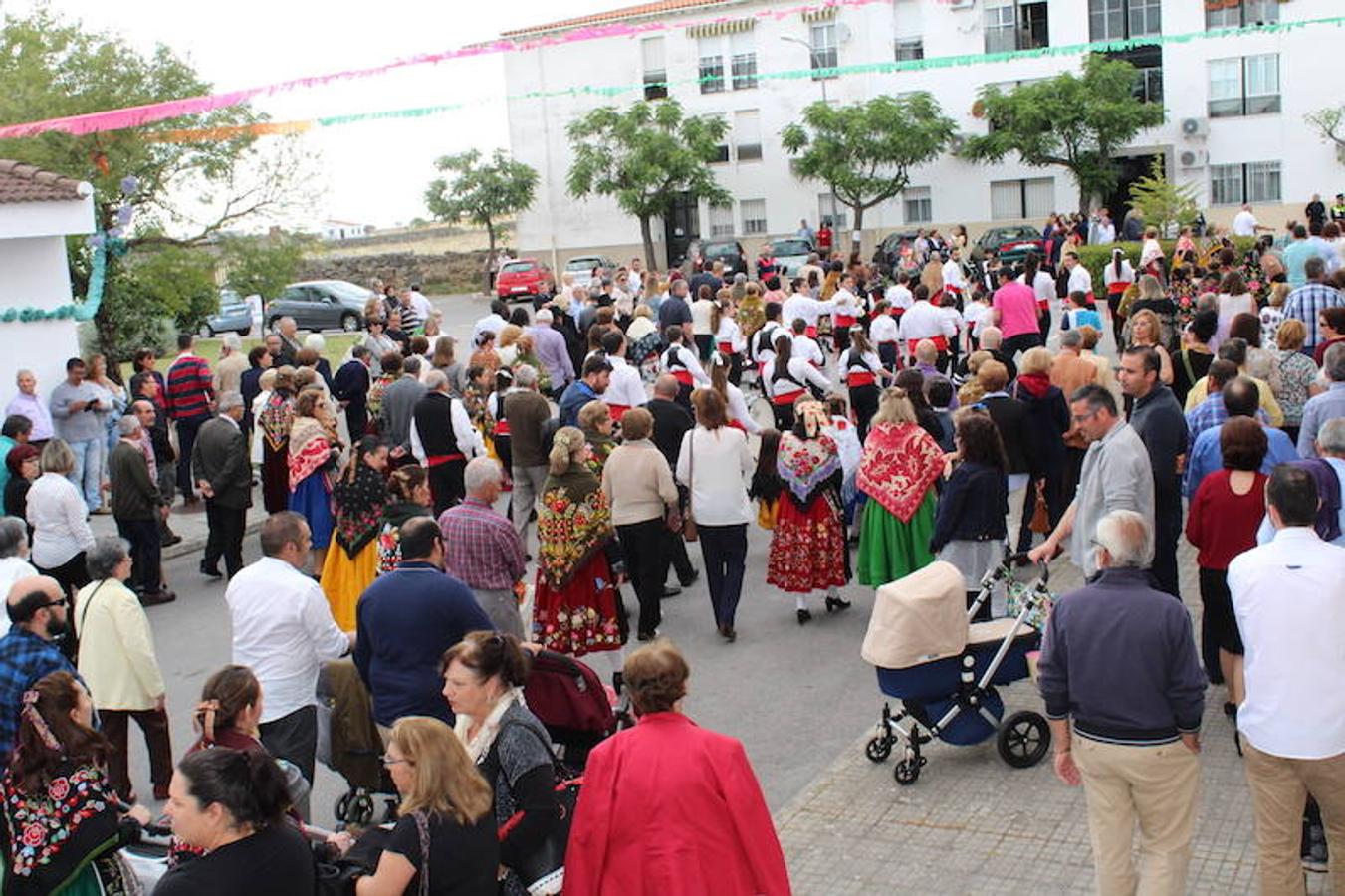 Centenares de personas dan la bienvenida a San Isidro Labrador