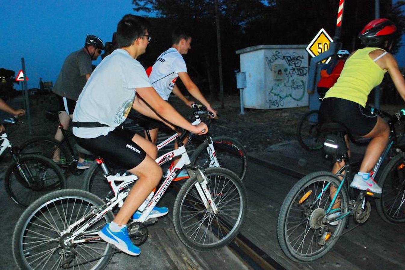 La V Ruta Ciclista Nocturna de APYF reúne a 121 personas