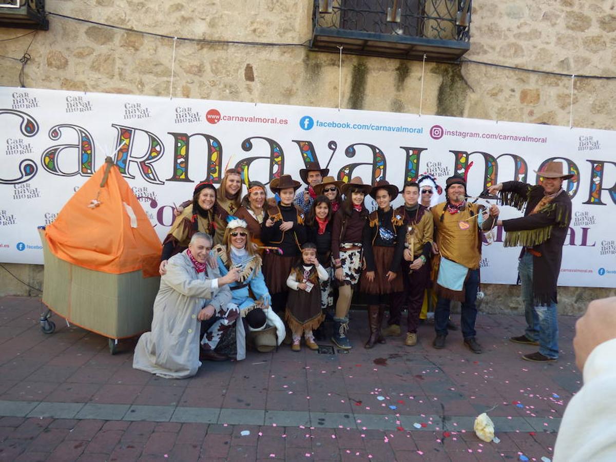 Ambientazo en el 'Cómete el Carnavalmoral por una pata'