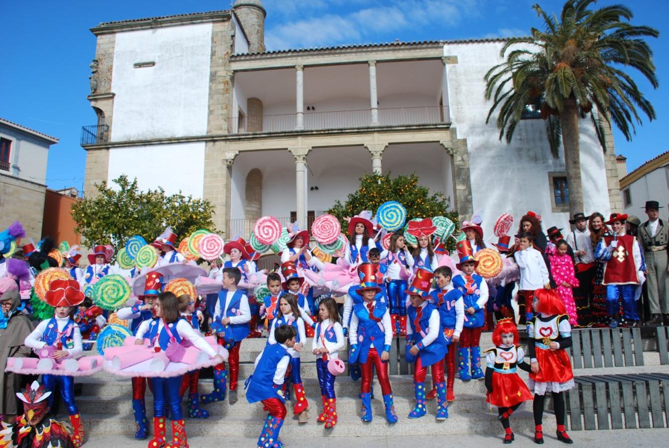 Desfile de comparsas y carrozas en Trujillo