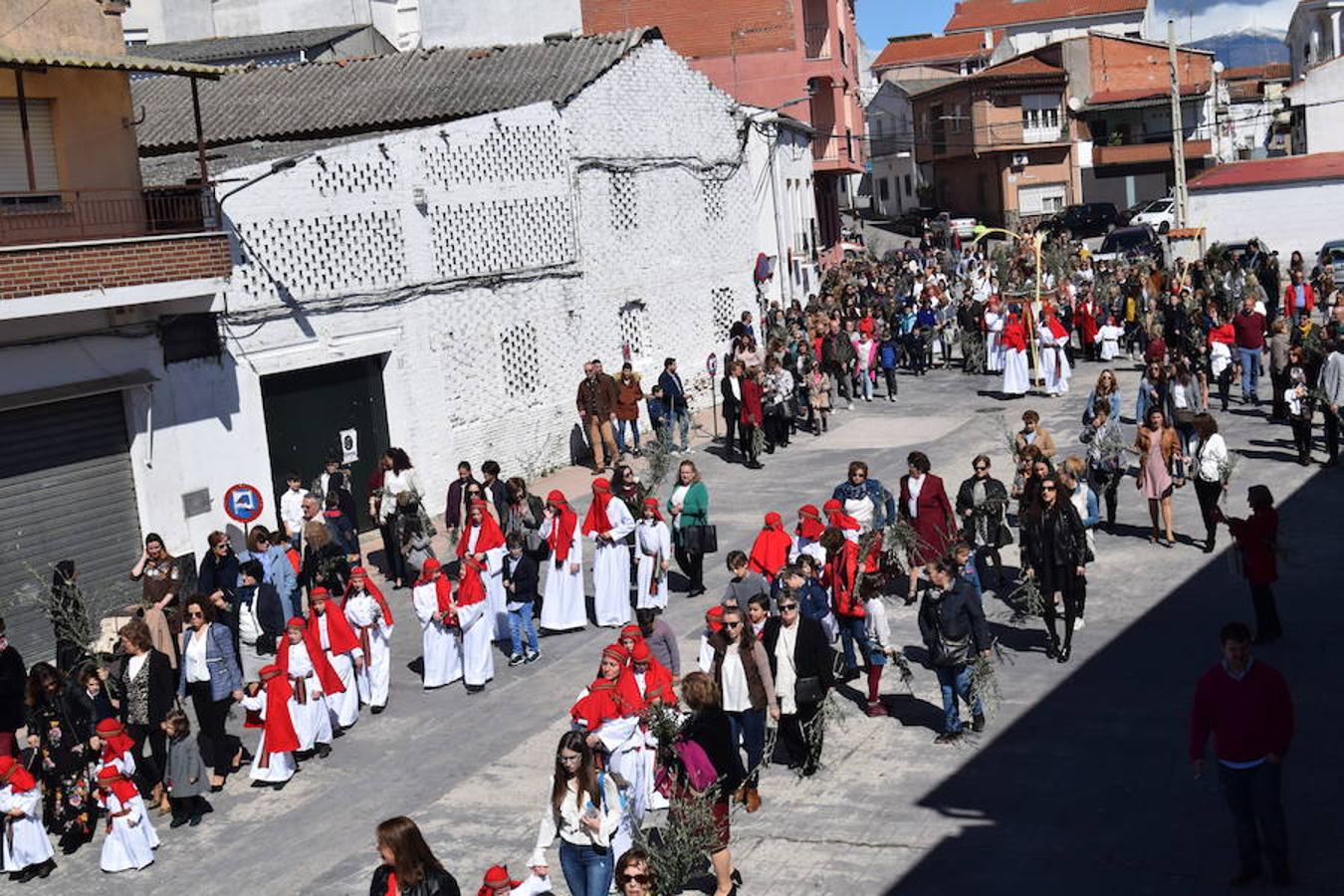Decenas de personas acompañan a la procesión de la "Borriquita"