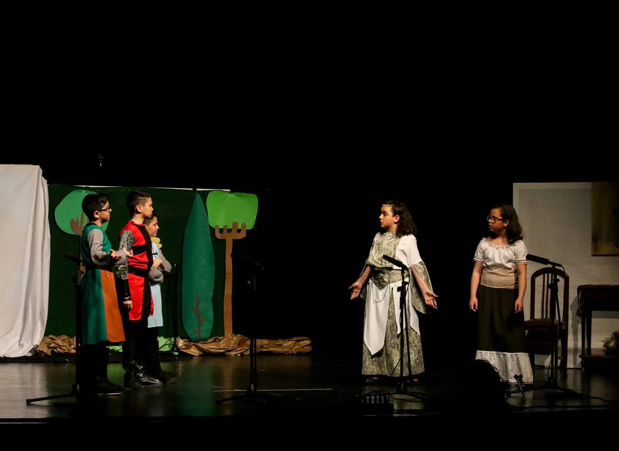 Magnífica labor de los escolares del Colegio 'El Rodeo' en la representación de la obra 'Olympus y Azalea', con carácter solidario
