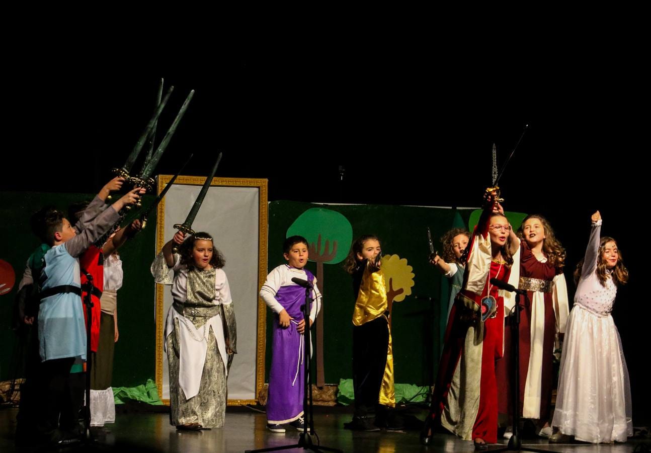 Magnífica labor de los escolares del Colegio 'El Rodeo' en la representación de la obra 'Olympus y Azalea', con carácter solidario