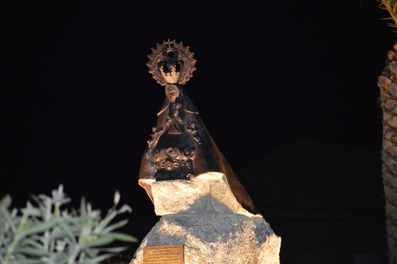 Una escultura de la Patrona ya preside la rotonda de acceso de la carretera de Orellana
