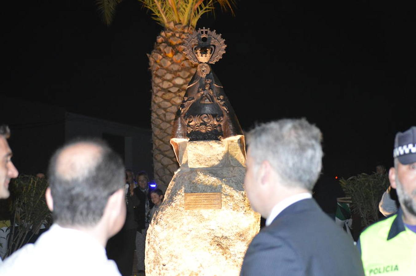 Una escultura de la Patrona ya preside la rotonda de acceso de la carretera de Orellana
