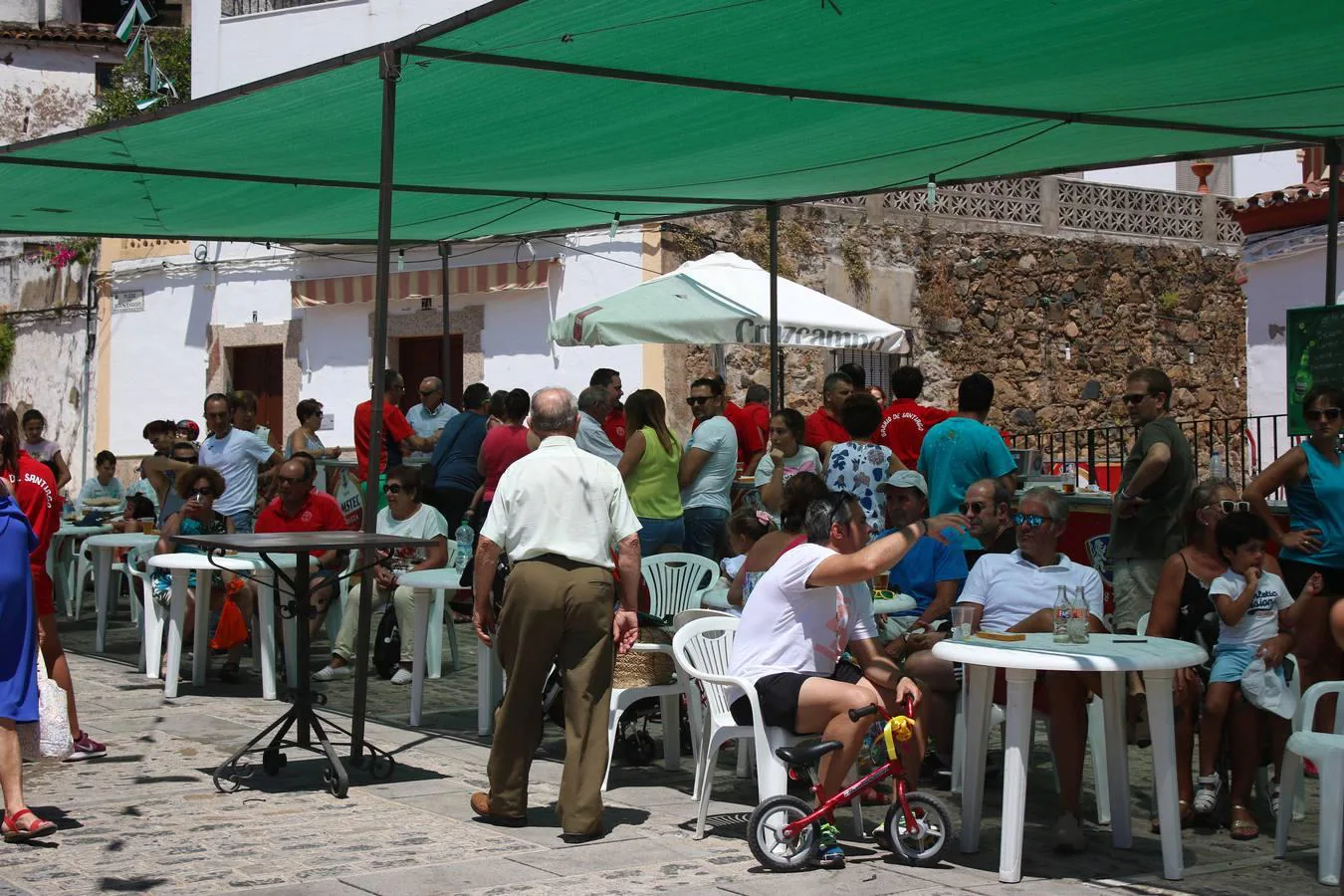La 'velá' del barrio de Santiago une tradición, gastronomía y animación para dar comienzo a estas fiestas populares de Jerez 