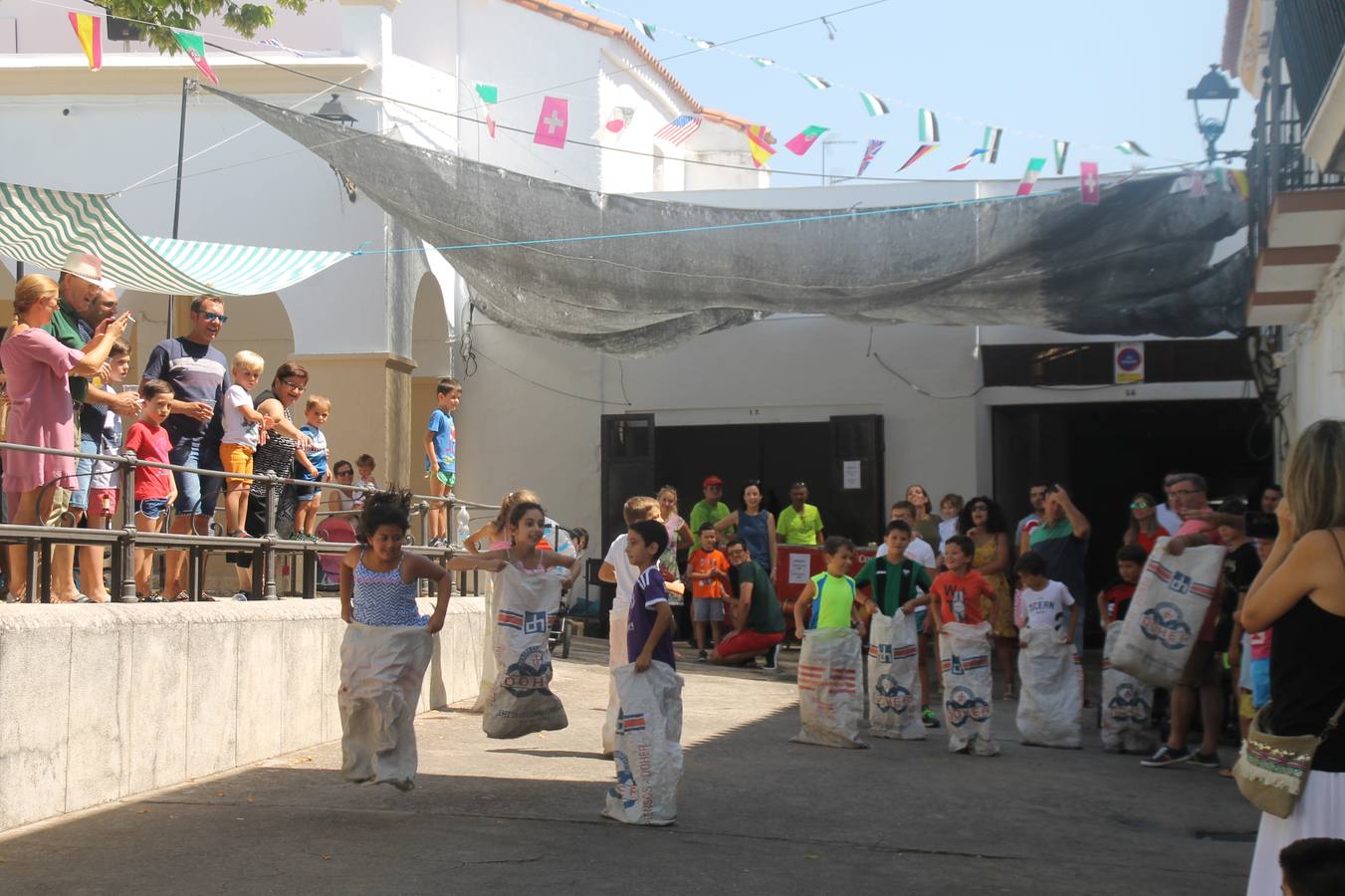 El barrio de los Mártires vuelve a brillar con su tradicional 'velá'