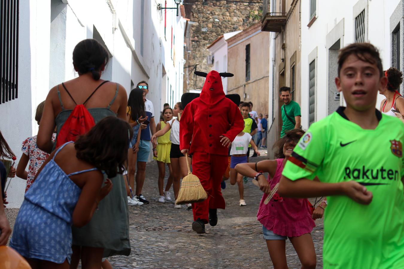 La 'salida del diablo' continúa aunando fiesta, tradición y leyenda en Jerez