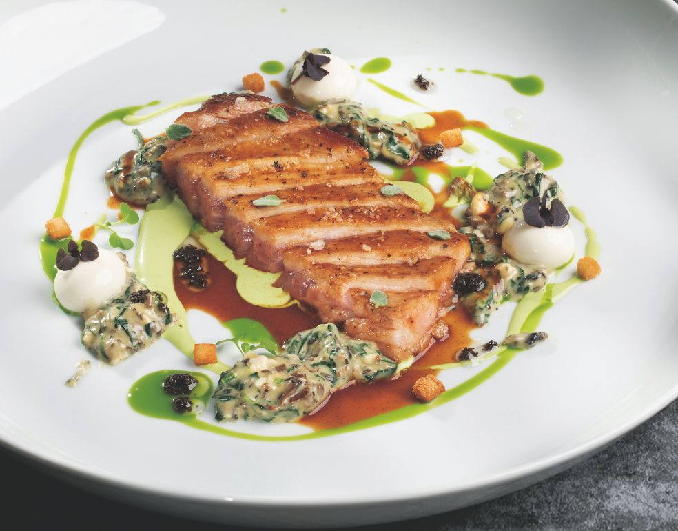 Secreto ibérico con espinacas y 'champis'